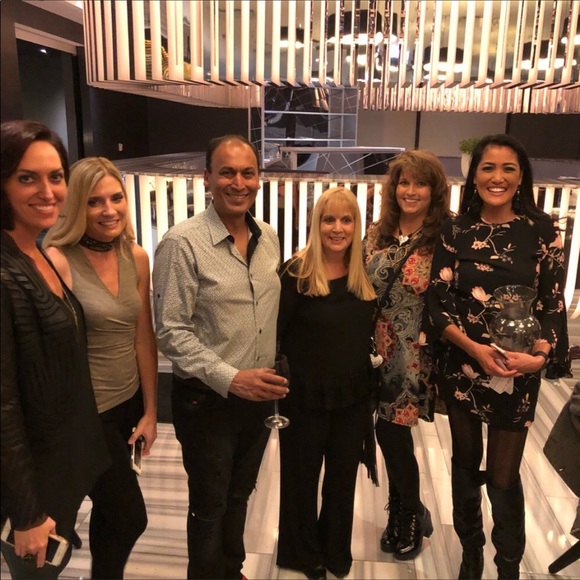 Poshmark Turns 9. Come celebrate with us virtually - Picture 9 of 13